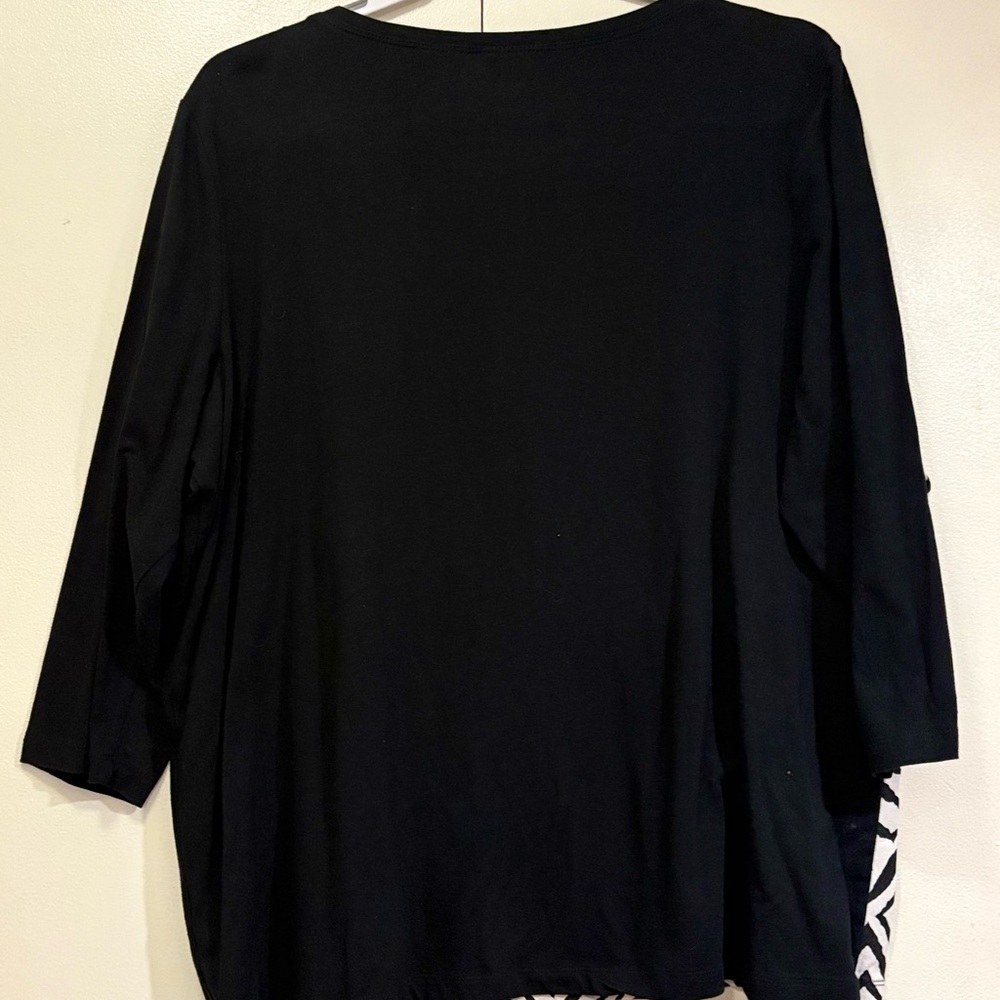 Black and White Asymmetrical Graphic Blouse - Picture 4 of 5